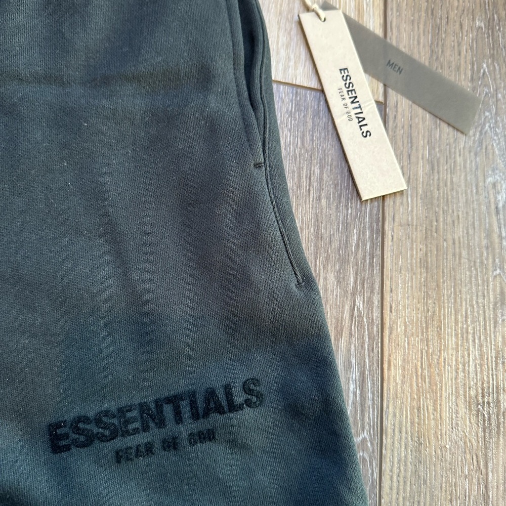 Essentials Fear of God shorts black - Picture 2 of 3